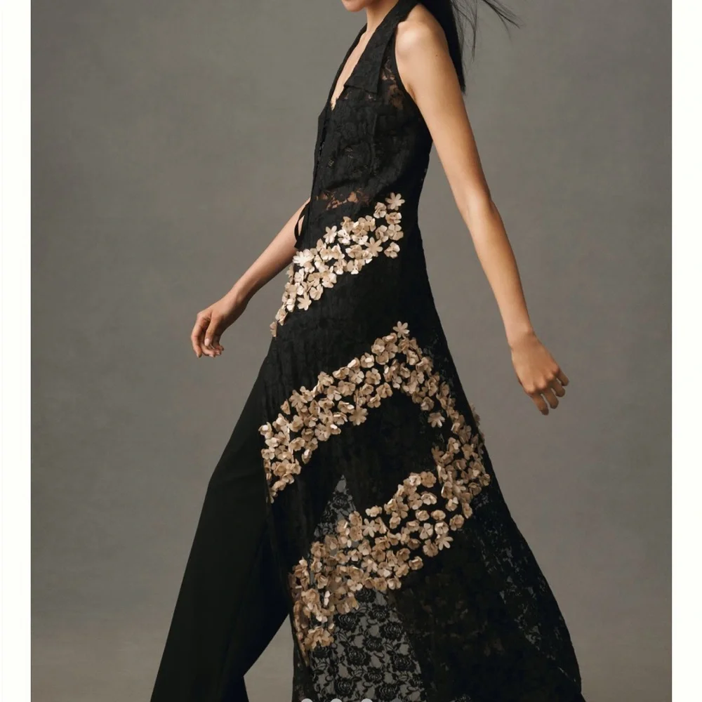 Elegant lace floral appliqué tunic - Picture 3 of 3